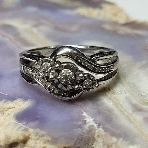 Elegant Silver Ring - Picture 5 of 7